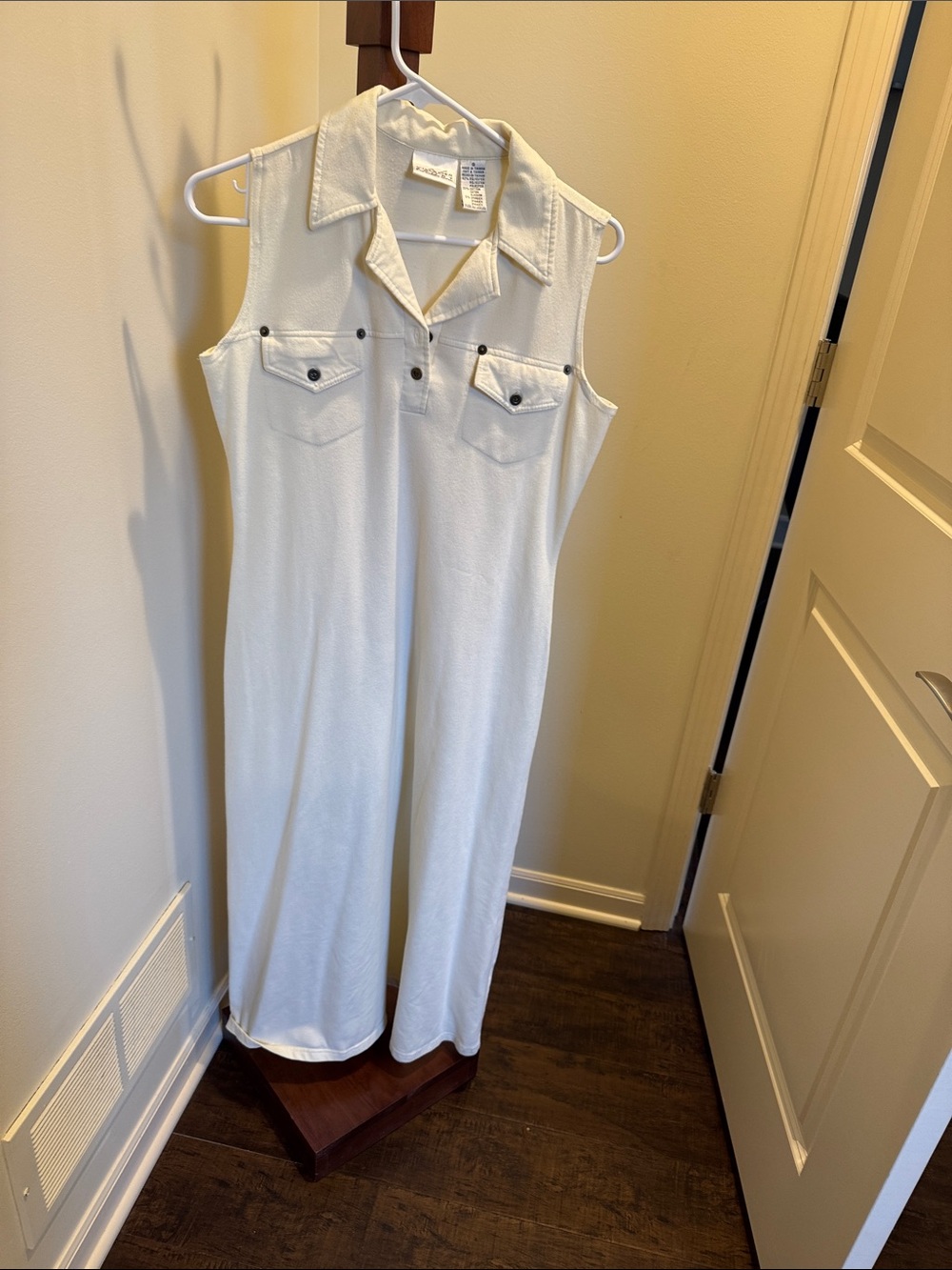 Liz Claiborne village sport sz small creamSleeveless Maxi Dress